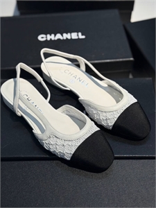 {{productViewItem.photos[photoViewList.activeNavIndex].Alt || productViewItem.photos[photoViewList.activeNavIndex].Description || 'Туфли CHANEL'}}