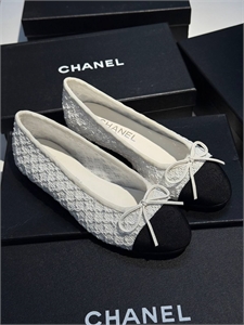 {{productViewItem.photos[photoViewList.activeNavIndex].Alt || productViewItem.photos[photoViewList.activeNavIndex].Description || 'Балетки CHANEL'}}