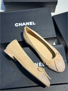 {{productViewItem.photos[photoViewList.activeNavIndex].Alt || productViewItem.photos[photoViewList.activeNavIndex].Description || 'Балетки CHANEL'}}