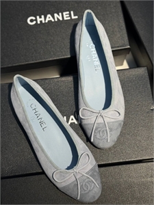 {{productViewItem.photos[photoViewList.activeNavIndex].Alt || productViewItem.photos[photoViewList.activeNavIndex].Description || 'Балетки CHANEL'}}