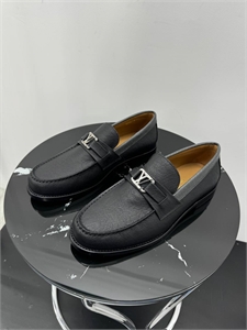 {{productViewItem.photos[photoViewList.activeNavIndex].Alt || productViewItem.photos[photoViewList.activeNavIndex].Description || 'Лоферы LV'}}