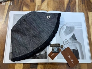 {{productViewItem.photos[photoViewList.activeNavIndex].Alt || productViewItem.photos[photoViewList.activeNavIndex].Description || 'Панама LORO PIANA'}}
