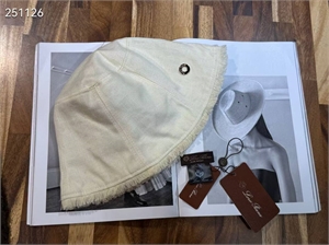 {{productViewItem.photos[photoViewList.activeNavIndex].Alt || productViewItem.photos[photoViewList.activeNavIndex].Description || 'Панама LORO PIANA'}}