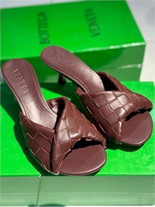 {{productViewItem.photos[photoViewList.activeNavIndex].Alt || productViewItem.photos[photoViewList.activeNavIndex].Description || 'Босоножки BOTTEGA VENETA'}}