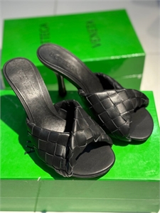 {{productViewItem.photos[photoViewList.activeNavIndex].Alt || productViewItem.photos[photoViewList.activeNavIndex].Description || 'Босоножки BOTTEGA VENETA'}}