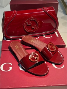 {{productViewItem.photos[photoViewList.activeNavIndex].Alt || productViewItem.photos[photoViewList.activeNavIndex].Description || 'Тапочки GUCCI'}}