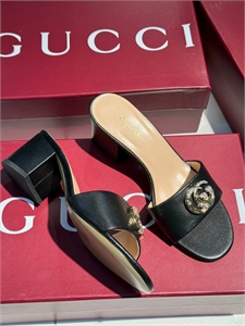 {{productViewItem.photos[photoViewList.activeNavIndex].Alt || productViewItem.photos[photoViewList.activeNavIndex].Description || 'Туфли GUCCI'}}