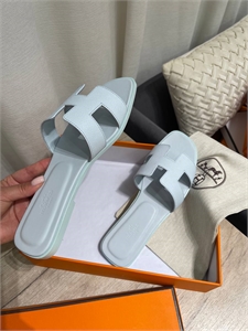 {{productViewItem.photos[photoViewList.activeNavIndex].Alt || productViewItem.photos[photoViewList.activeNavIndex].Description || 'Тапочки HERMES'}}