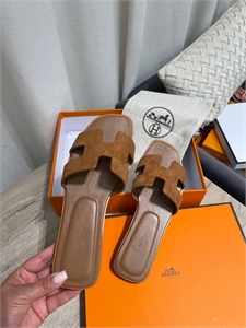 {{productViewItem.photos[photoViewList.activeNavIndex].Alt || productViewItem.photos[photoViewList.activeNavIndex].Description || 'Тапочки HERMES'}}