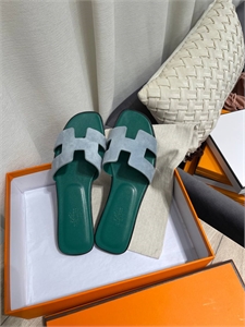 {{productViewItem.photos[photoViewList.activeNavIndex].Alt || productViewItem.photos[photoViewList.activeNavIndex].Description || 'Тапочки HERMES'}}