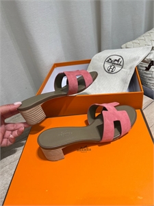 {{productViewItem.photos[photoViewList.activeNavIndex].Alt || productViewItem.photos[photoViewList.activeNavIndex].Description || 'Босоножки HERMES'}}