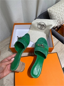 {{productViewItem.photos[photoViewList.activeNavIndex].Alt || productViewItem.photos[photoViewList.activeNavIndex].Description || 'Босоножки HERMES'}}