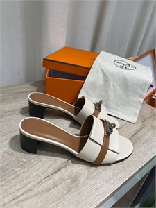 {{productViewItem.photos[photoViewList.activeNavIndex].Alt || productViewItem.photos[photoViewList.activeNavIndex].Description || 'Босоножки HERMES'}}