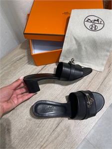 {{productViewItem.photos[photoViewList.activeNavIndex].Alt || productViewItem.photos[photoViewList.activeNavIndex].Description || 'Босоножки HERMES'}}
