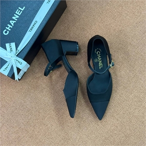 {{productViewItem.photos[photoViewList.activeNavIndex].Alt || productViewItem.photos[photoViewList.activeNavIndex].Description || 'Туфли CHANEL'}}