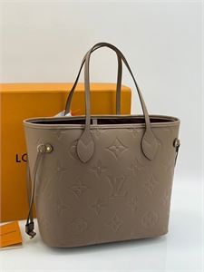 {{productViewItem.photos[photoViewList.activeNavIndex].Alt || productViewItem.photos[photoViewList.activeNavIndex].Description || 'Сумка  LOUIS VUITTON'}}