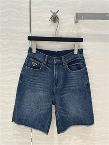{{productViewItem.photos[photoViewList.activeNavIndex].Alt || productViewItem.photos[photoViewList.activeNavIndex].Description || 'Шорты PRADA'}}