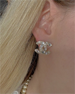{{productViewItem.photos[photoViewList.activeNavIndex].Alt || productViewItem.photos[photoViewList.activeNavIndex].Description || 'Серьги CHANEL'}}