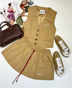 {{productViewItem.photos[photoViewList.activeNavIndex].Alt || productViewItem.photos[photoViewList.activeNavIndex].Description || 'Костюм MIU MIU'}}
