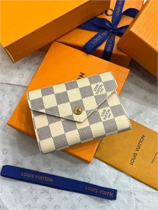 {{productViewItem.photos[photoViewList.activeNavIndex].Alt || productViewItem.photos[photoViewList.activeNavIndex].Description || 'Кошелек LOUIS VUITTON'}}