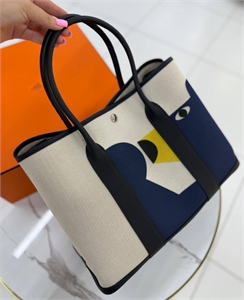{{productViewItem.photos[photoViewList.activeNavIndex].Alt || productViewItem.photos[photoViewList.activeNavIndex].Description || 'Сумка HERMES'}}