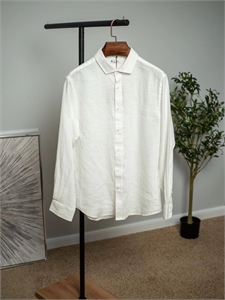 {{productViewItem.photos[photoViewList.activeNavIndex].Alt || productViewItem.photos[photoViewList.activeNavIndex].Description || 'Рубашка из льна  LORO PIANA'}}