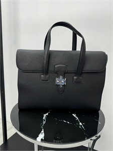 {{productViewItem.photos[photoViewList.activeNavIndex].Alt || productViewItem.photos[photoViewList.activeNavIndex].Description || 'Портфель LP'}}
