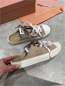 {{productViewItem.photos[photoViewList.activeNavIndex].Alt || productViewItem.photos[photoViewList.activeNavIndex].Description || 'Мюли MIU MIU'}}