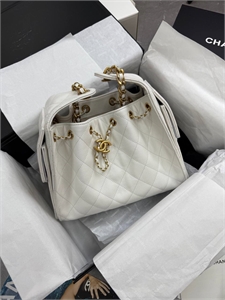 {{productViewItem.photos[photoViewList.activeNavIndex].Alt || productViewItem.photos[photoViewList.activeNavIndex].Description || 'Сумка CHANEL'}}