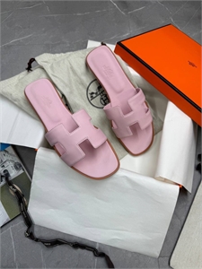 {{productViewItem.photos[photoViewList.activeNavIndex].Alt || productViewItem.photos[photoViewList.activeNavIndex].Description || 'Тапочки HERMES'}}