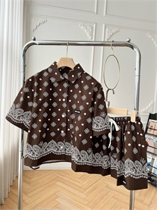 {{productViewItem.photos[photoViewList.activeNavIndex].Alt || productViewItem.photos[photoViewList.activeNavIndex].Description || 'Костюм MIU MIU'}}