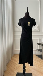 {{productViewItem.photos[photoViewList.activeNavIndex].Alt || productViewItem.photos[photoViewList.activeNavIndex].Description || 'Платье Schiaparelli'}}