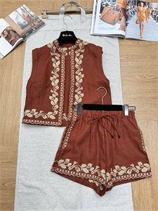 {{productViewItem.photos[photoViewList.activeNavIndex].Alt || productViewItem.photos[photoViewList.activeNavIndex].Description || 'Костюм LORO PIANA'}}