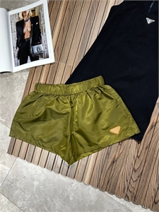 {{productViewItem.photos[photoViewList.activeNavIndex].Alt || productViewItem.photos[photoViewList.activeNavIndex].Description || 'Шорты PRADA'}}