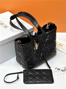 {{productViewItem.photos[photoViewList.activeNavIndex].Alt || productViewItem.photos[photoViewList.activeNavIndex].Description || 'Сумка DIOR'}}