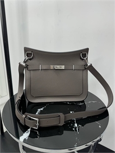 {{productViewItem.photos[photoViewList.activeNavIndex].Alt || productViewItem.photos[photoViewList.activeNavIndex].Description || 'Сумка HERMES'}}