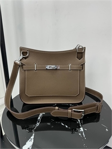 {{productViewItem.photos[photoViewList.activeNavIndex].Alt || productViewItem.photos[photoViewList.activeNavIndex].Description || 'Сумка HERMES'}}