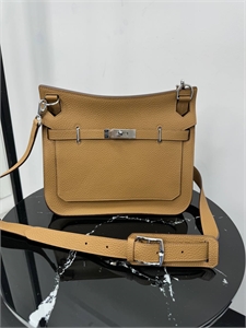 {{productViewItem.photos[photoViewList.activeNavIndex].Alt || productViewItem.photos[photoViewList.activeNavIndex].Description || 'Сумка HERMES'}}