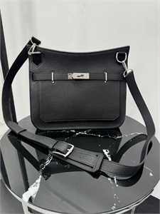 {{productViewItem.photos[photoViewList.activeNavIndex].Alt || productViewItem.photos[photoViewList.activeNavIndex].Description || 'Сумка HERMES'}}