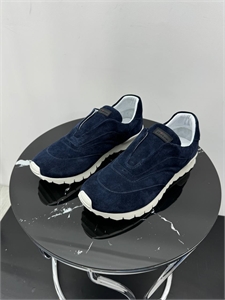 {{productViewItem.photos[photoViewList.activeNavIndex].Alt || productViewItem.photos[photoViewList.activeNavIndex].Description || 'Кроссовки KITON из натуральной замши'}}