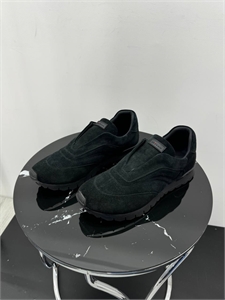 {{productViewItem.photos[photoViewList.activeNavIndex].Alt || productViewItem.photos[photoViewList.activeNavIndex].Description || 'Кроссовки KITON из натуральной замши'}}