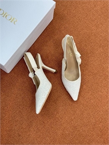 {{productViewItem.photos[photoViewList.activeNavIndex].Alt || productViewItem.photos[photoViewList.activeNavIndex].Description || 'Туфли DIOR'}}
