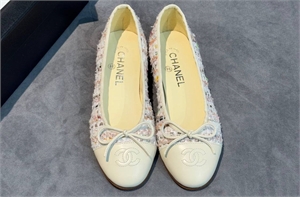 {{productViewItem.photos[photoViewList.activeNavIndex].Alt || productViewItem.photos[photoViewList.activeNavIndex].Description || 'Балетки CHANEL'}}