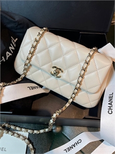 {{productViewItem.photos[photoViewList.activeNavIndex].Alt || productViewItem.photos[photoViewList.activeNavIndex].Description || 'Сумка CHANEL'}}
