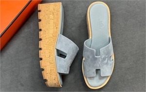 {{productViewItem.photos[photoViewList.activeNavIndex].Alt || productViewItem.photos[photoViewList.activeNavIndex].Description || 'Тапочки HERMES'}}