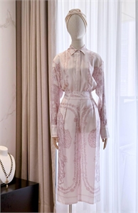 {{productViewItem.photos[photoViewList.activeNavIndex].Alt || productViewItem.photos[photoViewList.activeNavIndex].Description || 'Костюм ZIMMERMANN'}}