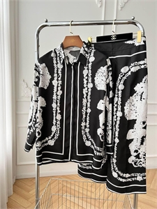 {{productViewItem.photos[photoViewList.activeNavIndex].Alt || productViewItem.photos[photoViewList.activeNavIndex].Description || 'Костюм CHANEL'}}
