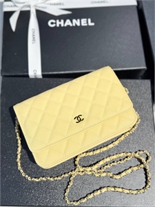 {{productViewItem.photos[photoViewList.activeNavIndex].Alt || productViewItem.photos[photoViewList.activeNavIndex].Description || 'Сумка CHANEL'}}