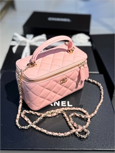 {{productViewItem.photos[photoViewList.activeNavIndex].Alt || productViewItem.photos[photoViewList.activeNavIndex].Description || 'Сумка CHANEL'}}