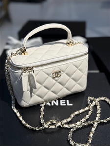 {{productViewItem.photos[photoViewList.activeNavIndex].Alt || productViewItem.photos[photoViewList.activeNavIndex].Description || 'Сумка CHANEL'}}